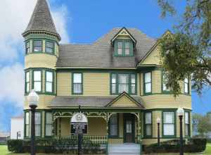 Built by Frank and Florence Haven Davidson, 1895-1897. Sturdy Victorian structure, of cypress. 
Home of first child born in Texas, City (formerly named Shoal Point). Survivor of many storms; suffered most in 1947 disaster.

Davidson, prominent civic