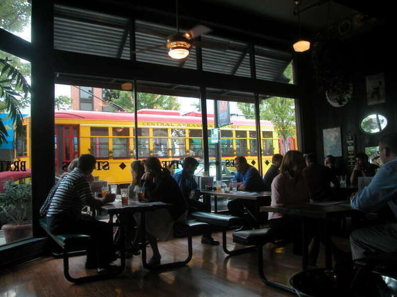 20050815 05 River Rail streetcar from Flying Saucer restaurant