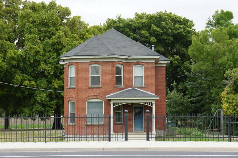 Uploaded as the Samuel and Geneva Holt Farmstead, but the picture does not match that house
