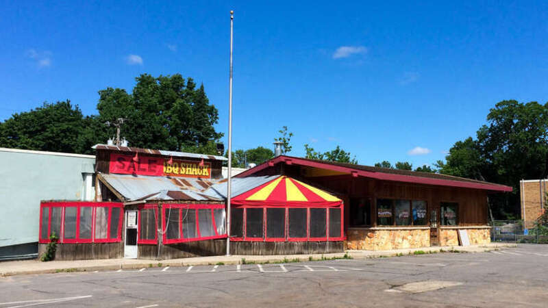 Famous Dave's second location in Linden Hills neighborhood of Minneapolis, Minnesota. Opened 1995, closed in 2014 for redevelopment. Demolished in 2016.
