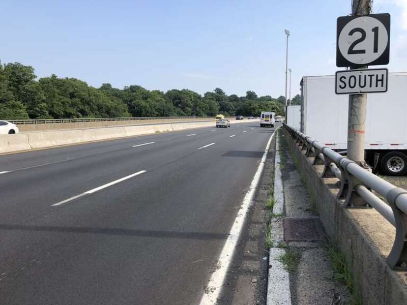View south along New Jersey State Route 21 (McCarter Highway) between Exit 5 and Exit 4 in Belleville Township, Essex County, New Jersey