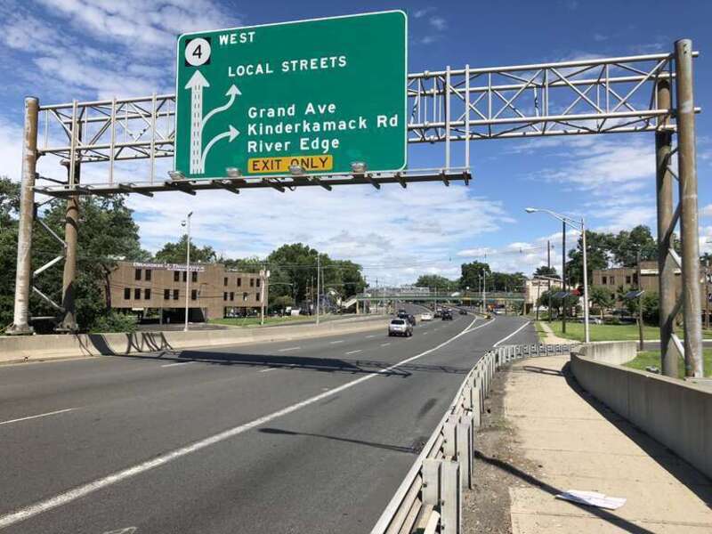 View west along New Jersey State Route 4 at the exit for Grand Avenue/Kinderkamack Road (River Edge) in River Edge, Bergen County, New Jersey