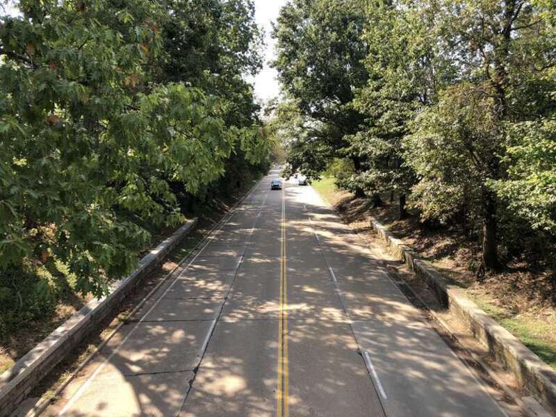 View south along the George Washington Memorial Parkway from the overpass for Alexandria Avenue in Fort Hunt, Fairfax County, Virginia