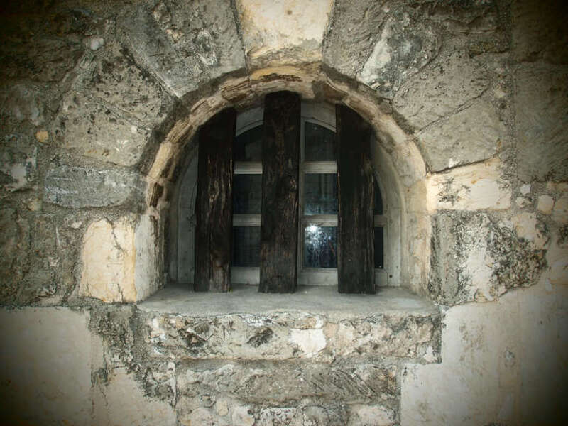 Originally the offices of the Spanish Missionaries, this building was where the Alamo fighters retreated to for their last stand during Santa Ana's forces in the 1836 Battle of the Alamo.