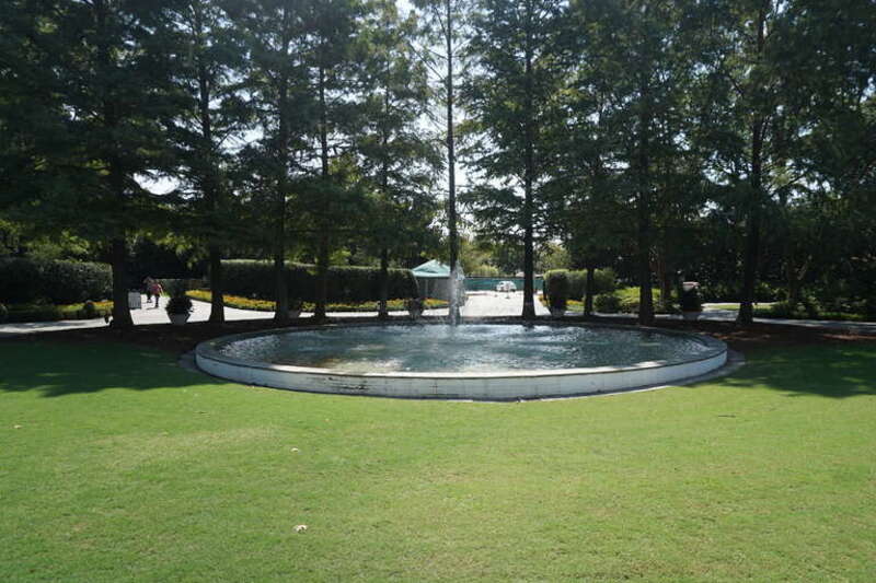 Fogelson Fountain at the Dallas Arboretum and Botanical Garden in Dallas, Texas (United States).