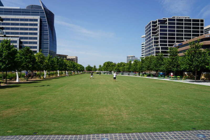 Klyde Warren Park in Dallas, Texas (United States).