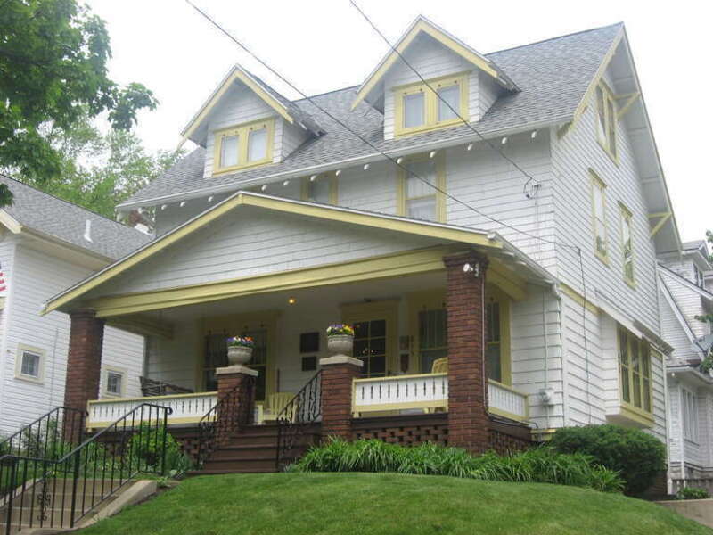 Front of the Dr. Robert Smith House, located at 855 Ardmore Avenue in Akron, Ohio, United States.  During the 1930s, its owner Robert Smith founded a support group for alcoholics here with his acquaintance Bill Wilson; it grew into Alcoholics