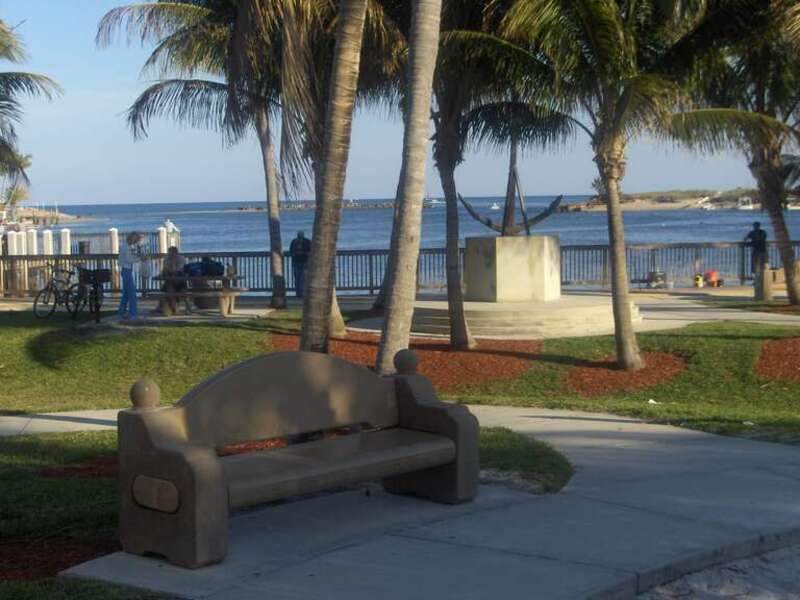 Empty banch at the Hillsboro Ilet Park, Pompano, FL. / S'assoir et faire dos à la mer!