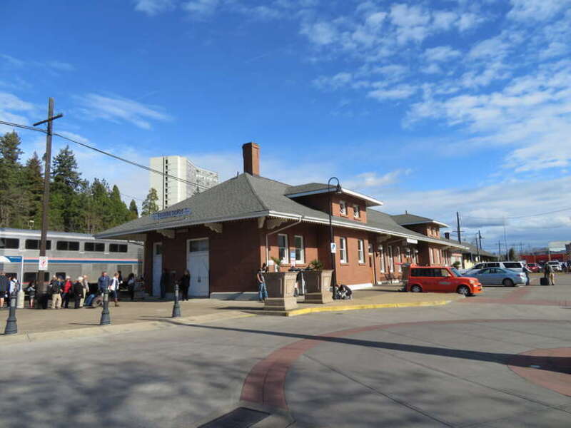 Northbound Coast Starlight and the Eugene-Springfield station in February 2018