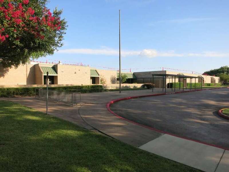 Photo shows Colony Bend Elementary School at 2720 Planters St, Sugar Land, TX 77479. The school belongs to the Fort Bend Independent School District. View is toward the south.
