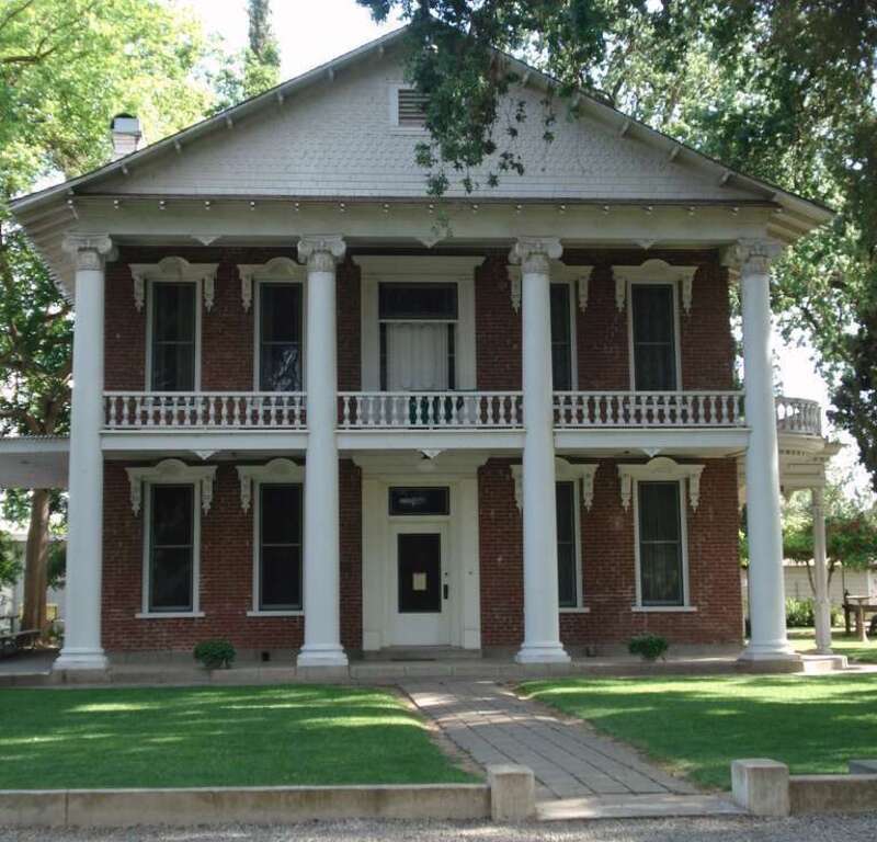 The facade of the Gibson Mansion (also known as the Gibson House + Yolo County Historical Museum) — in Woodland.
Georgian Revival architecture.