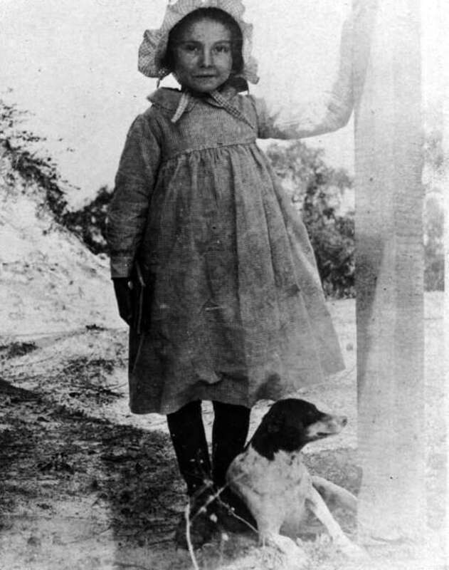 Local call number: RC01915 Title: Unidentified girl standing with a dog outside for a portrait in Mayport Date: 1900. Physical descrip: 1 photoprint: b&amp;amp;w; 10 x 8 in. Series Title: (Reference collection.)Repository: http://www.floridamemory.com/,