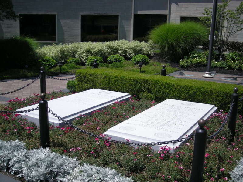 The graves of Harry S. and Bess Truman at the Harry S. Truman Presidential Library and Museum in Independence, Missouri (United States).