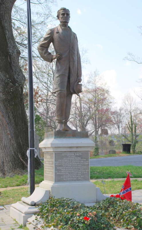 Picture of Jefferson Davis's grave in the Hollywood Cemetery in Richmond Virgina

JEFFERSON DAVIS.
AT REST.
AN AMERICAN SOLDIER.
AND DEFENDER OF THE CONSTITUTION
BORN IN CHRISTIAN CO. KENTUCKY JUNE 3. 1808.
DIED AT NEW ORLEANS LOUISIANA DEC. 6.