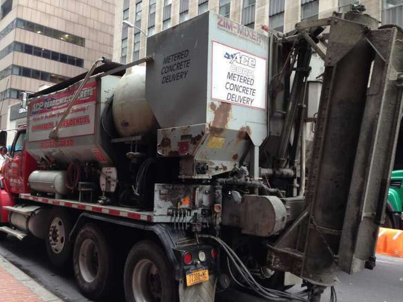 Metered concrete truck (volumetric mobile mixer)