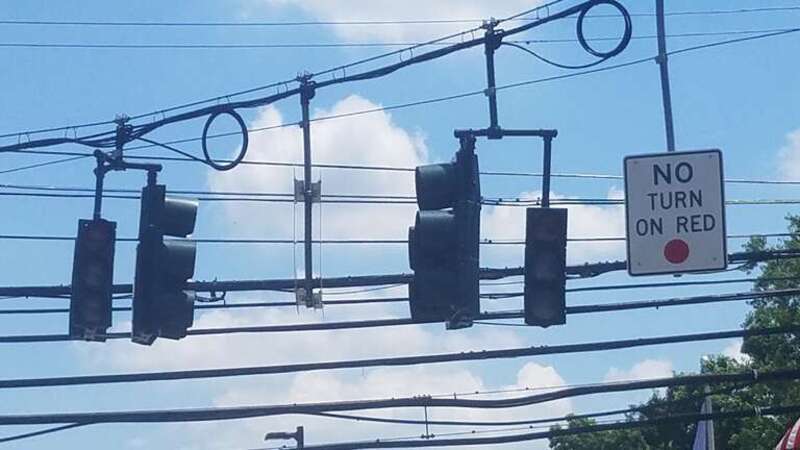 What traffic lights look like to someone suffering from OMD, if the line of sight is not directly at the the lit color