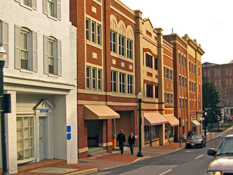 Award winning Municipal parking garage built for historic main street and the Jackson Hotel in Stuanton.  Small storefronts line the first floor of the garage.  Contrast with &quot;mainstreet&quot; Walmart parking lot in Staunton
This work is licensed under a