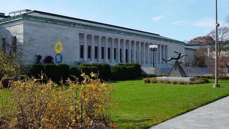 Photograph of the Monroe Street entrance of the Toledo Museum of Arten.  Built in 1912 in the Greek Revival architectureen style, this art museumen is located in Toledo, Ohioen.