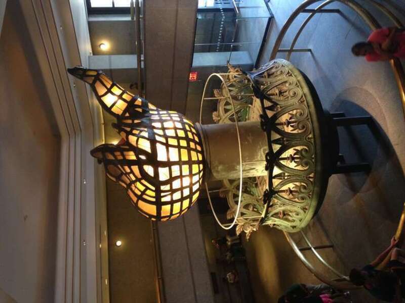 La vecchia torcia della Statua della Libertà situata all'ingresso del basamento che porta al museo e al piedistallo. La torcia originale venne sostituita con l'attuale nel 1985 , in occasione del 100 anniversario del monumento.