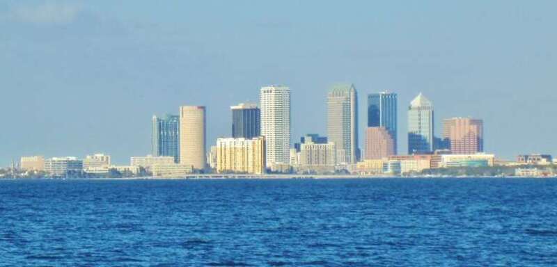View of Tampa from the pier at Ballast Point Park. / Vue de l'adorable Belle Ville de Tampa en Floride