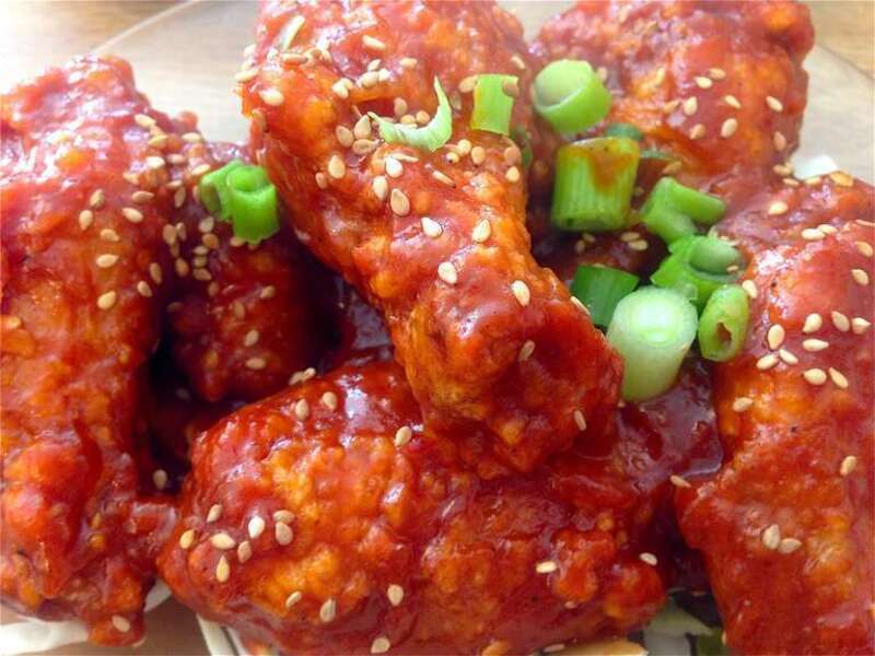 Yangnyeom-chikin (fried chicken with spicy sauce)