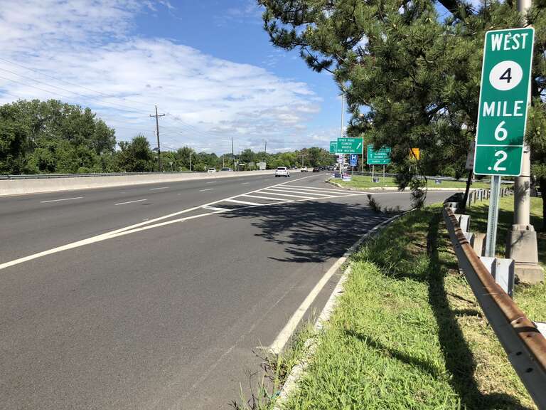 View west along New Jersey State Route 4 at the exit for Bergen County Route 41 (River Road) in Teaneck Township, Bergen County, New Jersey