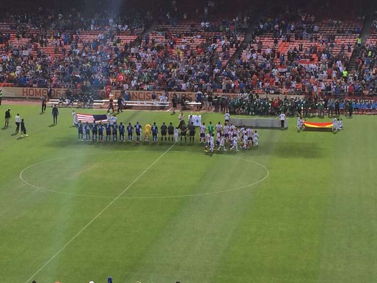 Estadio Candlestick Park, en San Francisco. Partido entre el Atlético de Madrid y el San José Earthquakes. Himnos nacionales. 27 de julio de 2014.