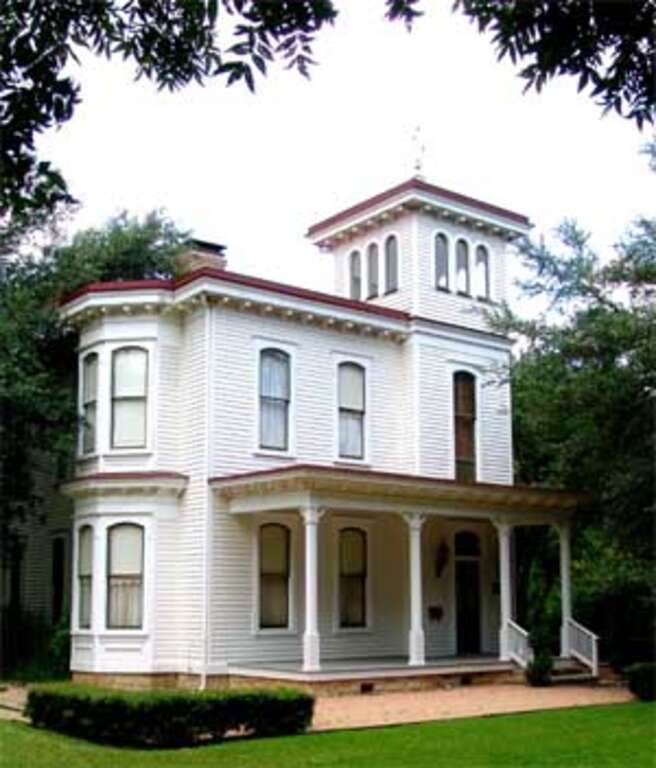 Dilley-Tinnin Home 1879 - 1220 Austin Avenue, Georgetown, Texas, US.
