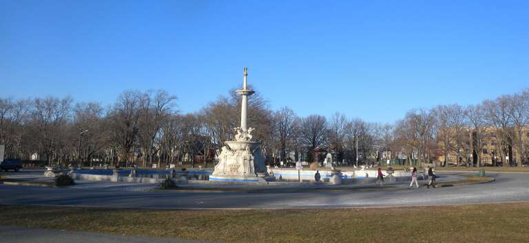 Looking northeast at the fountain in Lincoln Park on a sunny afternoon.