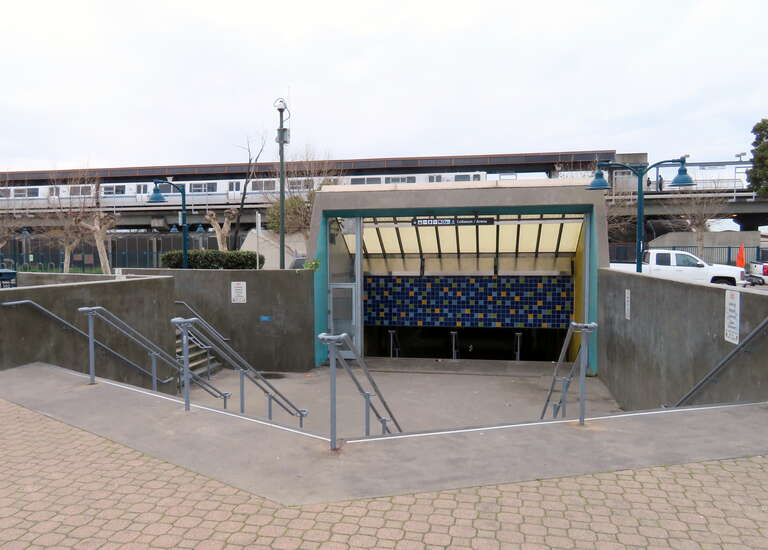 Entrance from the parking lot to the pedestrian tunnel to Coliseum station in March 2018
