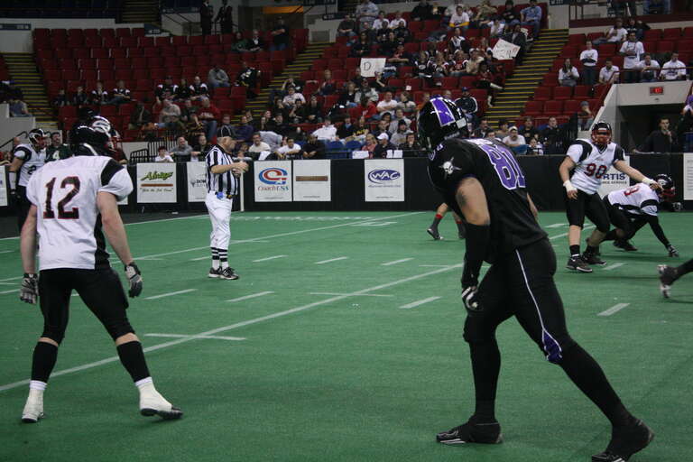 Brett Barnes guarding Reggie Davis