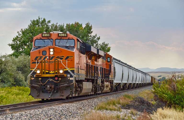 Tijdens een road-trip die mijn zus en zwager met vrienden door Noord-America en Canada maken, in september 2016, worden ook treinenfoto's gemaakt. Hier bij Billings troffen ze een lang goederentransport getrokken door twee BNSF locs; de 6993 en 7978.