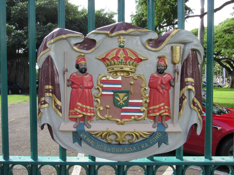 The coat of arms of Hawaii on the gates of the Iolani Palace in Honolulu.
