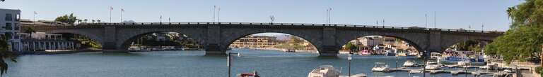 Ein Panorama der London Bridge in Lake Havasu City