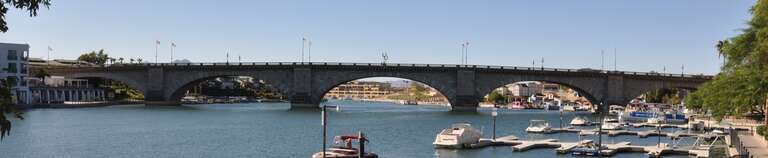 Ein Panorama der London Bridge in Lake Havasu City