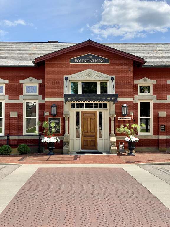 Built in 1876, this Queen Anne-style train station was built by the Pennsylvania Railroad to house railroad passenger facilities for the city of Newark, Ohio.  Originally featuring a central two-story tower with a cross-gable roof, stucco cladding