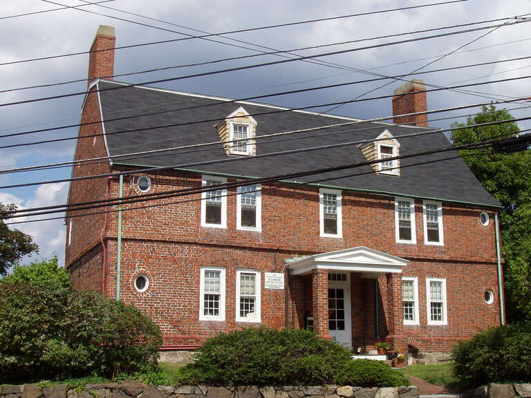 Peter Tufts House, Medford, Massachusetts. Photograph taken by me, September 2005. Possibly the oldest surviving gambrel roof in America built c. 1678