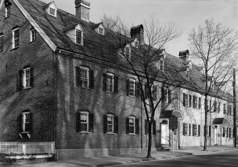 Single Brothers' House — Salem College, 600 South Main Street, Winston-Salem (Forsyth County, North Carolina).
1940 photograph from the HABS—Historic American Buildings Survey images of North Carolina (cropped).
