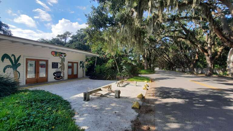 St. Augustine, the oldest city in the US, is nationally famous for its Spanish-era architecture and charming pedestrian streets. Abundant with eye-catching architectural gems, the city is regularly packed with tourists, most of whom tend to stay at