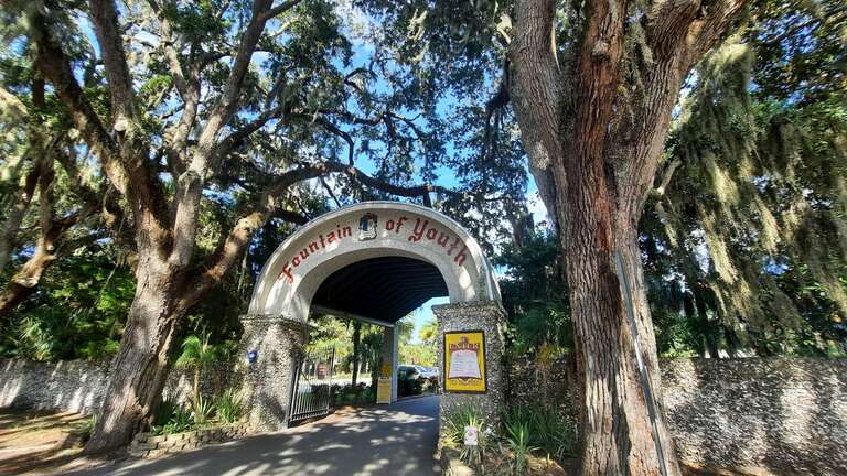 St. Augustine, the oldest city in the US, is nationally famous for its Spanish-era architecture and charming pedestrian streets. Abundant with eye-catching architectural gems, the city is regularly packed with tourists, most of whom tend to stay at