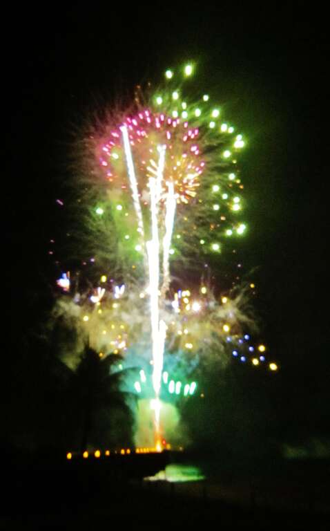 Very nice firework from the Pier in Pompano Beach, Florida. Superbe feu d'artifice tiré du quai.