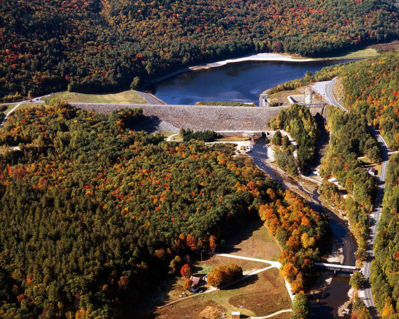 Townshend Lake and Dam in Windham County, Vermont, USA. The U.S. Army Corps of Engineers constructed the dam on the West River for flood control.