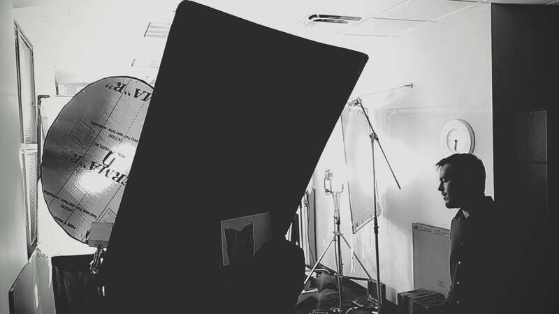 500px provided description: mo' bts

mo' books and bouncin' [#light ,#white ,#black ,#the ,#lighting ,#behind ,#bts ,#scenes ,#cinematography ,#phonography]