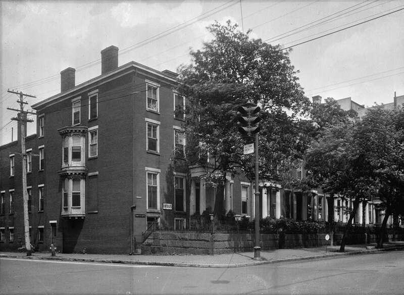 Linden Row, 100-118 East Franklin Street (Richmond, Independent City, Virginia)
cropped,
HABS VA,44-RICH,50-1



This file comes from the Historic American Buildings Survey (HABS), Historic American Engineering Record (HAER) or Historic American