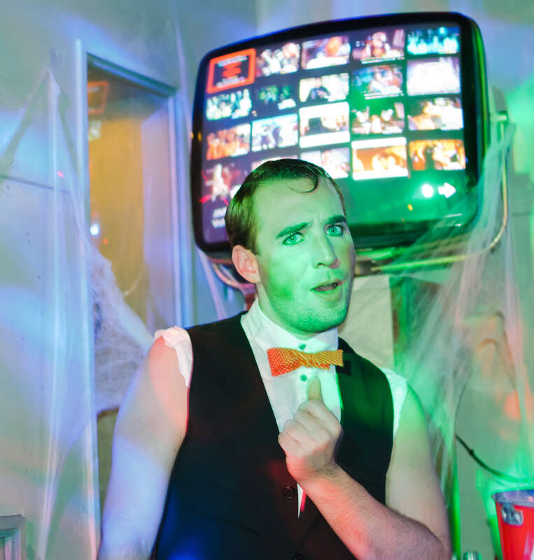 Radio Star Karaoke is located on 9 West 35th Street in Manhattan, in the general vicinity of Koreatown. Although it is a typical Asian-style cubicle karaoke bar, it also has an American-style open-mic section with a live KJ.
This is where I am