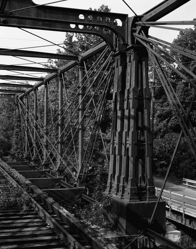 Bollman Truss Railroad Bridge at Savage, Maryland. Paired end posts at mid-span showing connection of diagonal tension members with anchor casting. Image cropped.