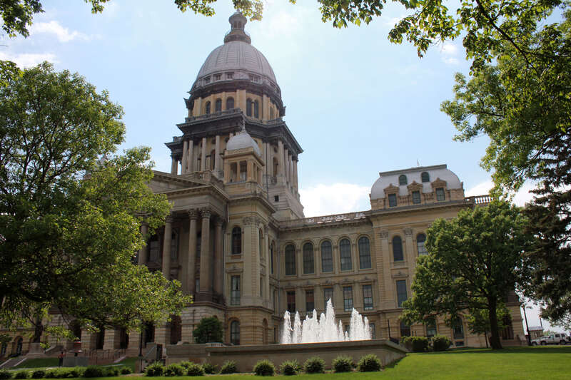 Pictures of the capital of Illinois, a city of roughly 117,000.
A farther side view of the Springfield Capitol building