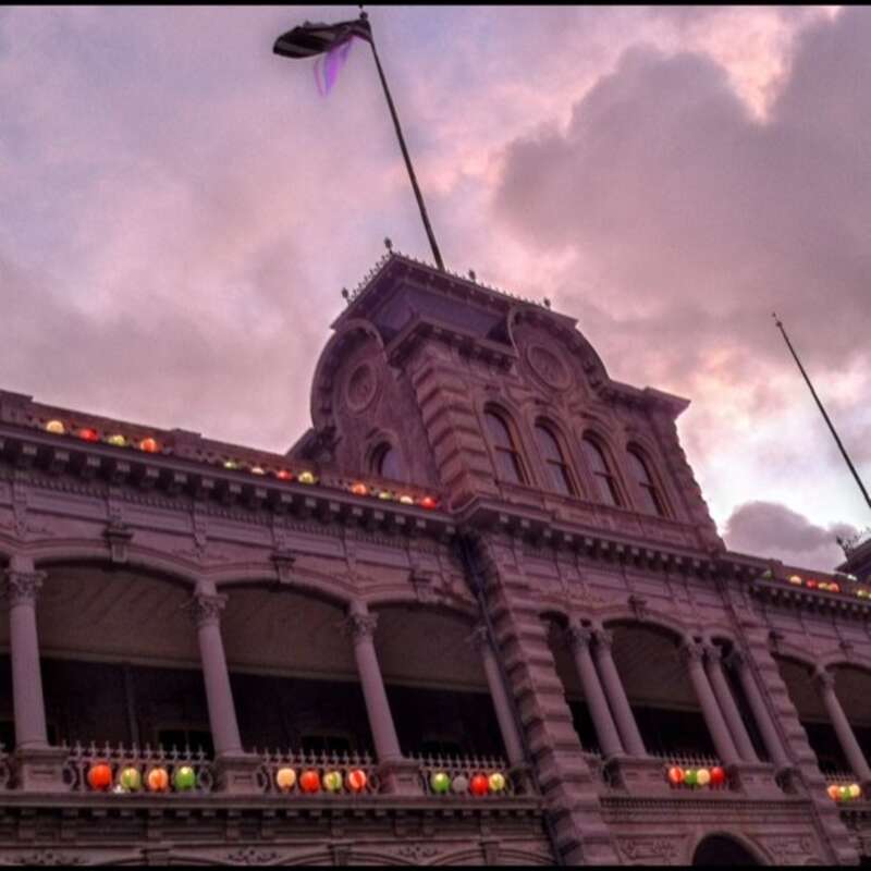 Iolani Palace holiday sunrise