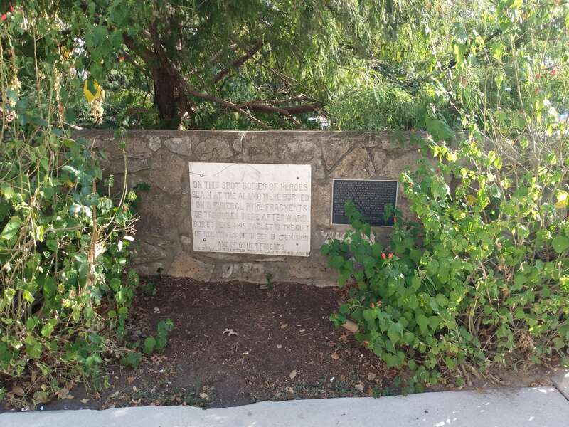 Plaque spotting the place were was buried the bodies of Alamo occupiers. E Market street, San Antonio.