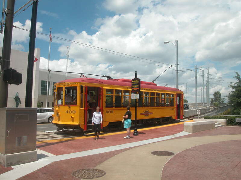 20050815 14 CATS 409 Scott St. @ Markham St.